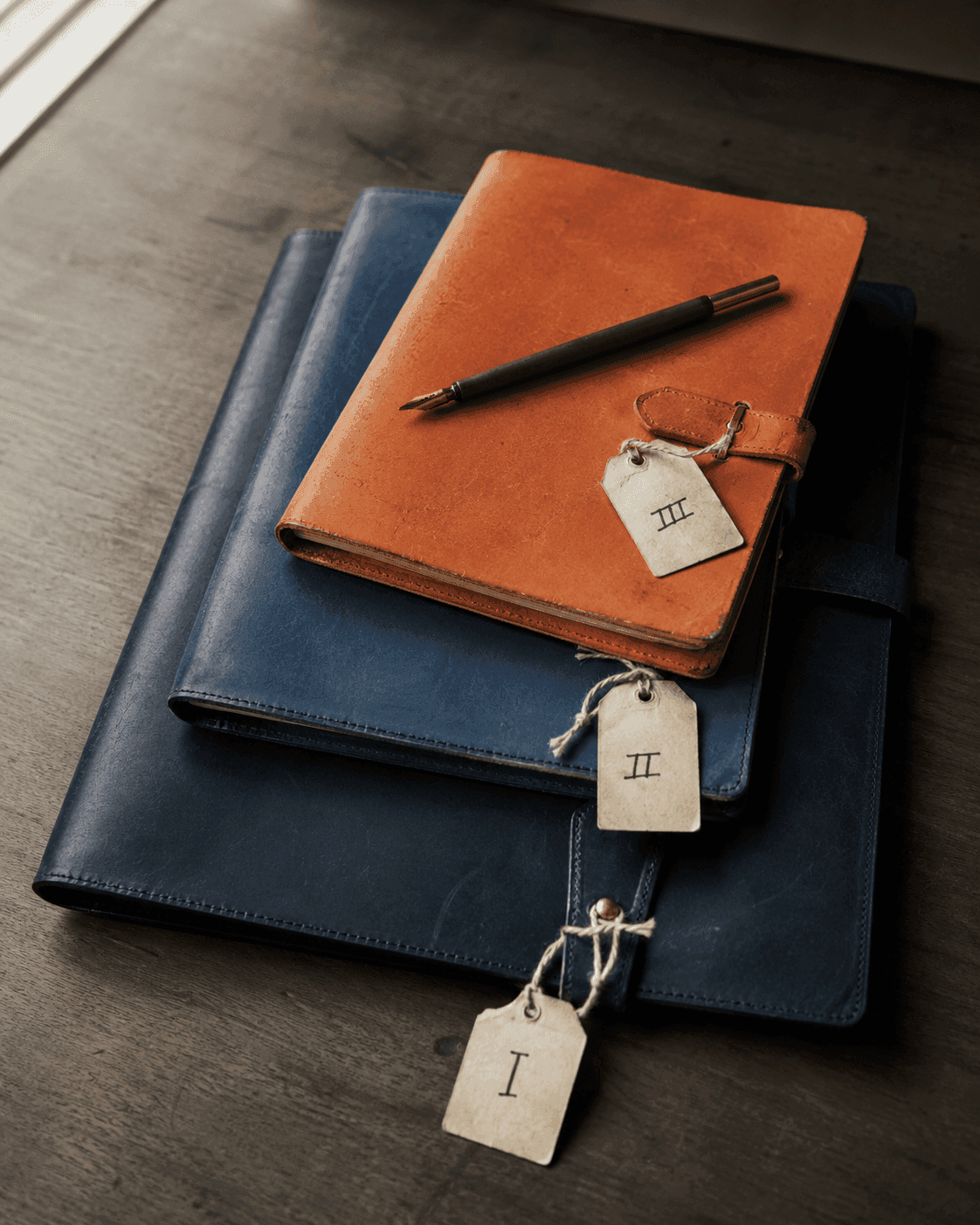 Hand mit Vintage-Lupe über Audit-Dokument — Editorial-Stillleben, SEO-Detailarbeit